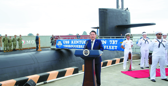President Yoon Suk Yeol offers Korean and American troops words of encouragement as he visits the USS Kentucky, a U.S. nuclear-capable ballistic missile submarine (SSBN), docked in Busan on Wednesday. [JOINT PRESS CORPS]