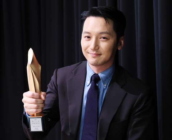 Actor Byun Yo-han, winner of the Best Supporting Actor award at the 59th Baeksang Arts Awards' film section, poses for photos after an interview with the Korea JoongAng Daily in western Seoul. [BAEKSANG ARTS AWARDS ORGANIZING COMMITTEE]