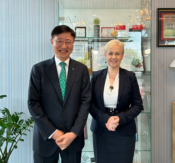 Hana Bank CEO Lee Seung-lyul, left, poses for a photo with Beata Daszyńska-Muzyczka, president of Gospodarstwa Krajowego, in Poland on July 13. [HANA BANK]