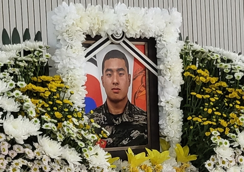 A memorial altar for Marine Lance Corporal Chae Su-geun was set up in Pohang, North Gyeongsang, on Thursday. The Marine died after falling into rapid currents of the Naeseong Stream in Yecheon County, North Gyeongsang, while searching for people missing from last week's heavy rains. [YONHAP] 