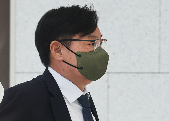 Lee Hwa-young, former deputy governor of Gyeonggi, attends his arrest warrant review at the Suwon District Court on Sept. 28. [YONHAP]