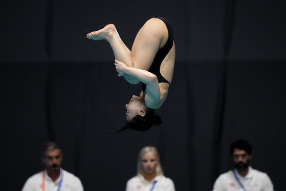 Korea's Kim Su-ji competes in the women's 3-meter springboard diving preliminary at the World Swimming Championships in Fukuoka, Japan on Thursday. As of press time, Kim had finished 11th in the preliminaries to earn a spot in the semifinal later on the same day.  [AP/YONHAP]