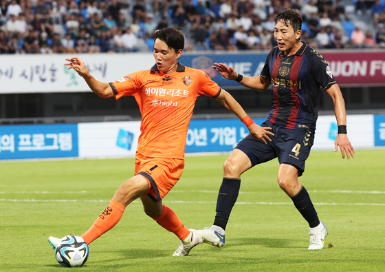 Gangwon FC's Yang Hyun-jun, left, dribbles during a K League game against Suwon FC at Suwon Sports Complex in Suwon, Gyeonggi on June 25. [YONHAP] 