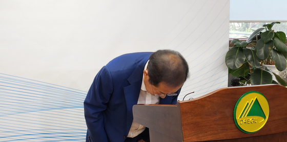 Daegu Mayor Hong Joon-pyo bows his head in apology in a press conference in Daegu Wednesday after coming under fire for playing golf over the weekend when the country was suffering from many casualties and damages due to heavy downpours. [YONHAP]