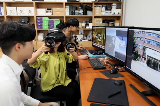 Testing VR technology at the College of Electrical & Computer Engineering [CHUNGBUK NATIONAL UNIVERSITY]