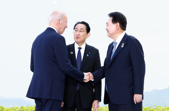 From right, Korean President Yoon Suk Yeol, Japanese Prime Minister Fumio Kishida and U.S. President Joe Biden chat at a trilateral meeting on the sidelines of the G7 Summit in Hiroshima, Japan, on May 21. [JOINT PRESS CORPS]