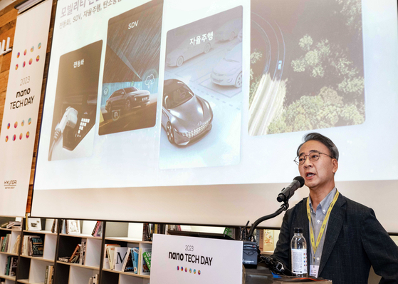 Lee Jong-soo, head of Hyundai Motor’s Institute of Advanced Technology Development, introduces the company's latest nanotechnologies during a press event Thursday held in central Seoul. [HYUNDAI MOTOR]