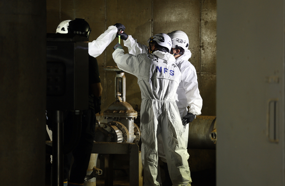 The National Forensic Service conducts an inspection on the underpass in Oseong-eup in Cheongju, North Chungcheong, on Thursday. Some 14 people died after 60,000 tons of water rushed into the tunnel from the nearby Miho River in just two or three minutes. [YONHAP]
