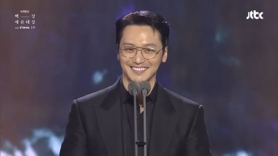 Actor Byun Yo-han, winner of the Best Supporting Actor award at the 59th Baeksang Arts Awards' film section, gives a speech after receiving the award last April. [SCREEN CAPTURE]