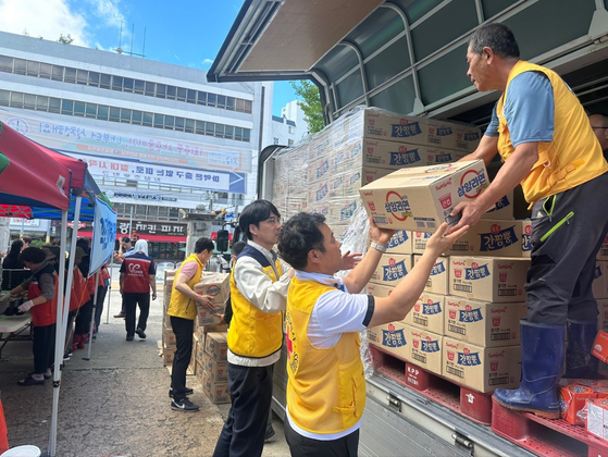Samyang Foods provided 5,000 cups of its instant noodle products to Hamyol Elementary School in North Jeolla on Monday. [SAMYANG FOODS]