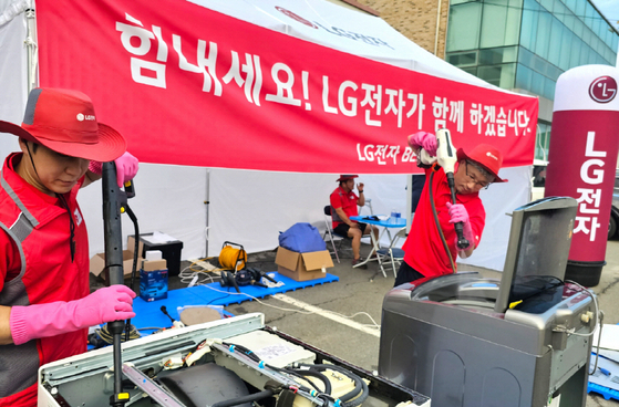 LG Electronics’ engineers provide free repair services for its home appliances in North Chungcheong on Sunday. [LG ELECTRONICS]