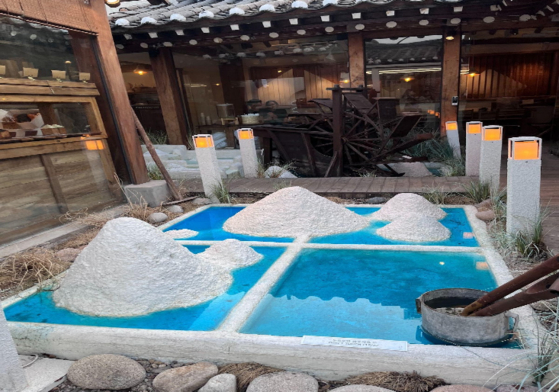 Soha Salt Pond has a small ornamental pond in the courtyard with what looks like a heap of salt, immediately attracting the guests' attention. [LHAKPA DOLMA LAMA]