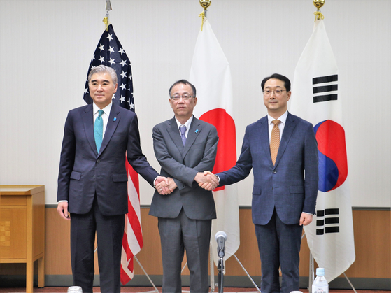 From right, Kim Gunn, special representative for Korean Peninsula peace and security affairs; Funakoshi Takehiro, director-general for Asian and Oceanian Affairs Bureau of Japanese Foreign Ministry; and Sung Kim, the U.S. special representative for North Korea, meet in Nagano, Japan, on Thursday to discuss the trilateral response to North Korea's continued military provocations and development of nuclear weapons. [MINISTRY OF FOREIGN AFFAIRS]