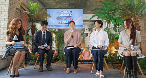 Starting second from left: Lee Sang-mok, the President at Amorepacific Group; Jang Mi-ran, second minister of culture, sports and tourism; Cho Yoon-soo, CEO of the startup skin care brand Genie the Bottle; and beauty influencer Risabae speak during the opening ceremony for the Korea Summer Beauty Sale at Amore Seongsu in eastern Seoul on Thursday. [MINISTRY OF CULTURE, SPORTS AND TOURISM]