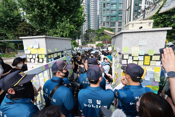 Police block people’s entry at the main gates of Seoul Seo 2 Elementary School in Seocho District, Seoul on Thursday afternoon as a memorial rally is held after the death of a young teacher at the school earlier this week. [YONHAP]