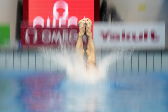 Kim Yeong-taek of Korea competes during the men's 10-meter platform diving preliminary at the World Swimming Championships in Fukuoka, Japan on Friday. Kim finished 11th in the preliminary, six spots ahead of countryman Yi Jae-gyeong in 17th. Both Korean divers advanced to the semifinal, scheduled to take place later on Friday as of press time.  [AP/YONHAP]