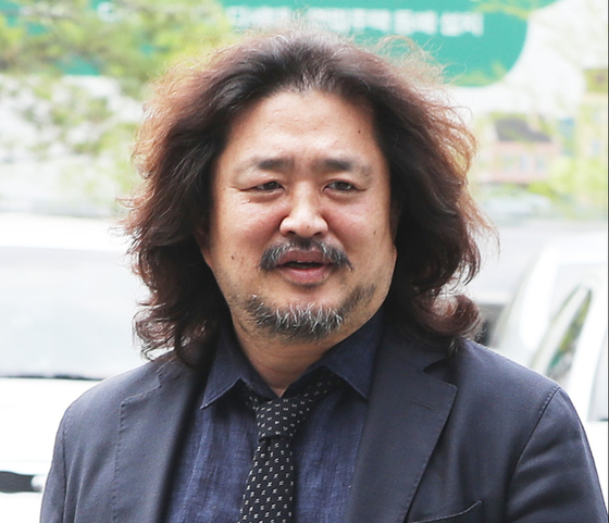 Kim Eo-jun, who owns a YouTube channel with over 1 million subscribers, has been accused of contributing to the spreading of the false accusation against PPP Rep. Han Ki-ho. On Friday, he said he was correcting his claims made on Thursday on a three-term PPP lawmaker relate to the suicide of a school teacher. [YONHAP] 
