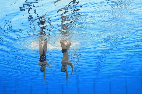 Byun Jae-jun and Kim Ji-hye of Korea compete in the artistic swimming mixed duet free preliminary round at the World Swimming Championships in Fukuoka, Japan on Friday. The Korean duo finished in 11th place, earning a spot in the final on Saturday.  [AP/YONHAP]