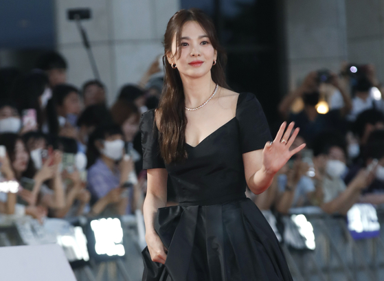 Actor Song Hye-kyo walks the red carpet at the 2nd Blue Dragon Series Awards held at Incheon Paradise City in Incheon on Wednesday. [NEWS1]