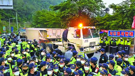 A truck carrying military equipment arrive in Seongju County, North Gyeongsang, on May 29, 2020, to enter the U.S. military base holding the Thaad system. [NEWS]1 