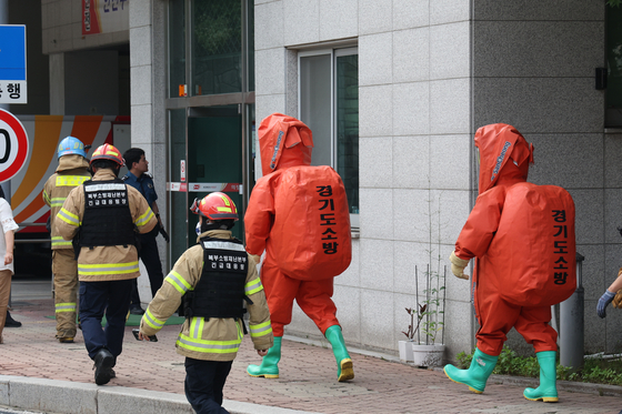 Emergency responders in full protection gear enter a post office in Uijeongbu, Gyeonggi, on Friday after an unknown package from overseas was reported. On Thursday, three people in Ulsan were sent to the hospital after opening similar packages. [YONHAP]