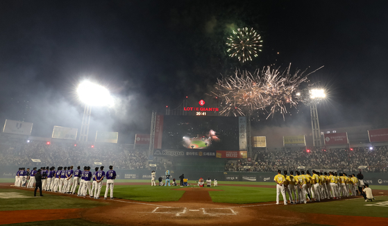 Players from the Dream All-Stars and Nanum All-Stars watch a fireworks display at the end of the KBO All-Star Game at Sajik Baseball Stadium in Busan on July 15.  [NEWS1]