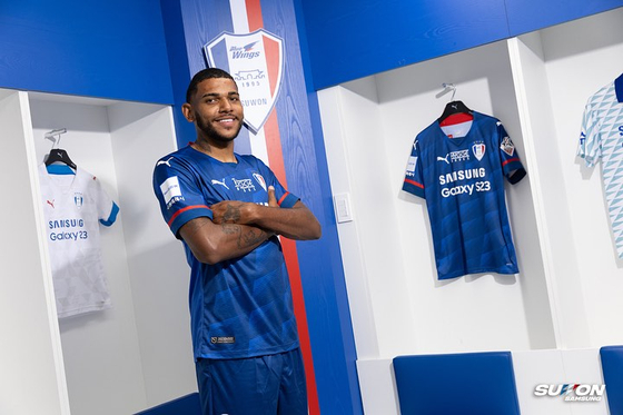 Werik Popo poses in a Suwon Samsung Bluewings shirt in a photo released by the club on Wednesday. [SCREEN CAPTURE]