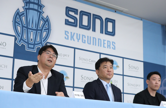 From left: Sono International General Manager Lee Ki-wan, Sono Skygunners head coach Kim Seung-ki and captain Kim Kang-sun reveal the team's rebranding under new owner Sono and plans to prepare for the 2023-24 KBL season after being readmitted to the league at the KBL Center in southern Seoul on Friday.  [NEWS1]