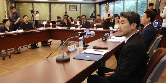 Deputy Prime Minister and Education Minister Lee Ju-ho during a meeting with teachers at the Korean Federation of Teachers' Associations’ office in Seocho District in Seoul on Friday. [YONHAP]