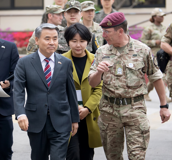 British Lt. General Andrew Harrison, right, who serves as the deputy commander of the United Nations Command, guides South Korean Defense Minister Lee Jong-sup through the Joint Security Area (JSA) on April 25. [DEFENSE MINISTRY]