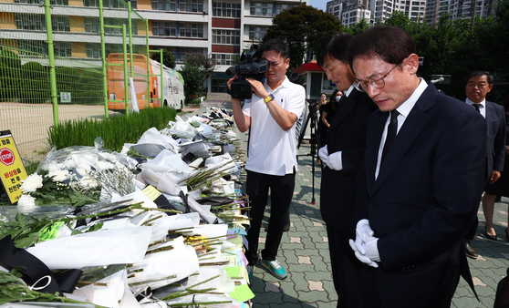 Cho Hee-yeon, Seoul Metropolitan Office of Education’s superintendent, shows respect to the teacher who died by suicide earlier this week at Seo 2 Elementary School in Seocho District, Seoul, on Friday. [YONHAP] 
