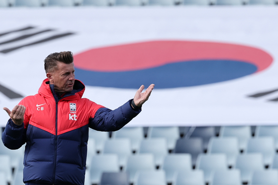 Korean women's team manager Colin Bell talks to his squad during training at Campbelltown Sports Stadium outside Sydney, Australia on Sunday.  [YONHAP]