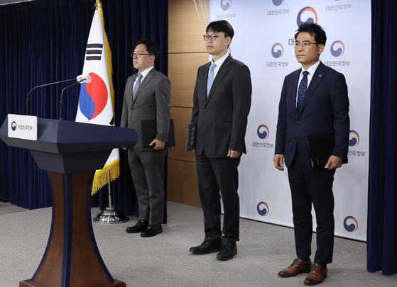 Police officials announce the results of a yearlong crackdown on home rental scams at the Seoul Government Complex in the capital city on June 8. [Yonhap] 
