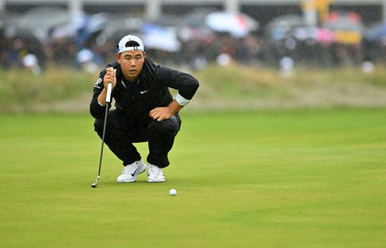 Tom Kim lines up a putt on the 18th green on day four of The Open Championship at Royal Liverpool Golf Course in Hoylake, England on Sunday.  [AFP/YONHAP]