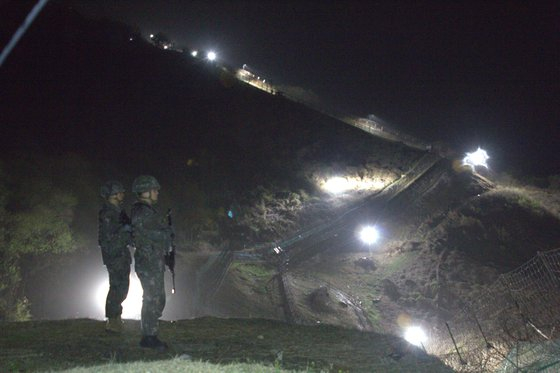 South Korean soldiers stand guard near the military demarcation line in Yeoncheon County, Gyeonggi. [JOONGANG PHOTO]