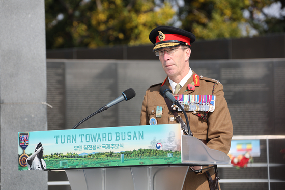United Nations Command Deputy Commander Lt. Gen. Andrew Harrison delivers a Remembrance Day speech at the United Nations Memorial Cemetery in Busan on Nov. 11, 2022. [YONHAP]