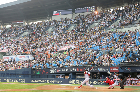 A packed crowd watches on as the league-leading LG Twins take on the second-place SSG Landers in the first game after the All-Star break at Jamsil Baseball Stadium in southern Seoul on Friday.  [YONHAP]