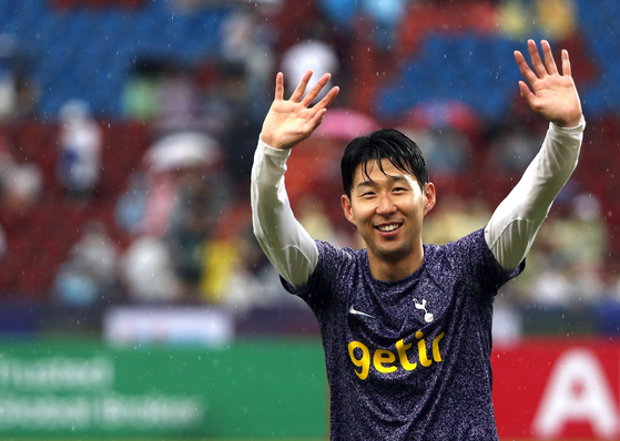 Tottenham Hotspur's Son Heung-min cheers to fans after the preseason friendly soccer match between Tottenham Hotspur and Leicester City was cancelled due to an unplayable pitch at Rajamangala National Stadium in Bangkok on July 23. The match was cancelled after heavy rain made the pitch unplayable.  [EPA/YONHAP]