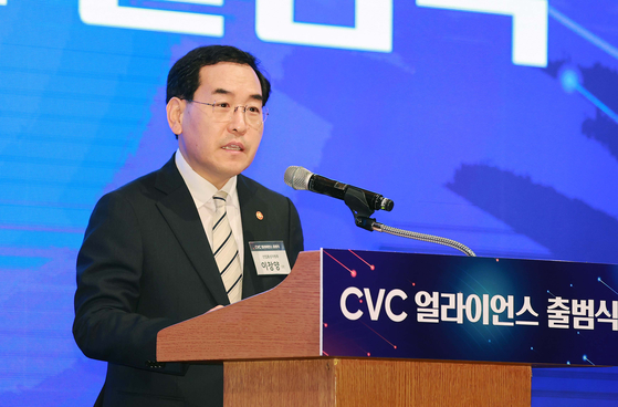 Lee Chang-yang, Minister of Trade, Industry and Energy, speaks during an inauguration ceremony for a corporate venture capital (CVC) alliance consisting of 42 CVC firms at Lotte Hotel in central Seoul, Monday. [MINISTRY OF TRADE, INDUSTRY AND ENERGY]