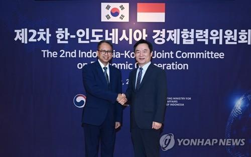 Deputy Trade Minister Jeong Dae-jin, right, shakes hands with Indonesia's deputy economic minister, Edi Prio Pambudi, ahead of the second meeting of their joint committee on economic cooperation in Seoul on July 24, 2023. [YONHAP]
