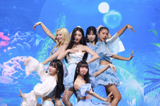 Oh My Girl performs its new lead track "Summer Comes" during Monday's showcase at the Yes24 Live Hall in eastern Seoul’s Gwangjin District. [WM ENTERTAINMENT]