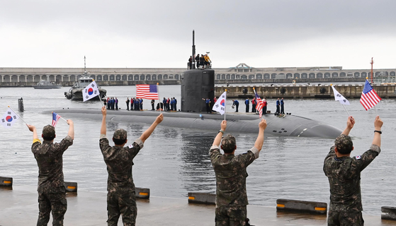 South Korean Navy troops welcome the nuclear-powered USS Annapolis submarine into port at Jeju Island on Monday. [REPUBLIC OF KOREA NAVY]