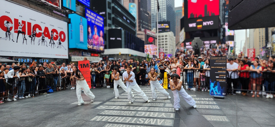 A dance group performs at the K-tourism Roadshow in New York City last week. [MINISTRY OF CULTURE, SPORTS AND TOURISM]