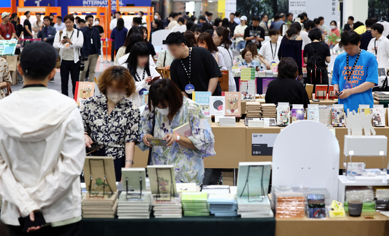 Visitors browse for books at the 2023 Seoul International Book Fair which was held last month in Gangnam District, southern Seoul. [YONHAP]