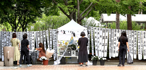 People visit a memorial altar in Daegu, near the local education office, to pay respects on Monday to an elementary school teacher of Seo 2 Elementary School in Seoul who took her own life last week. [NEWS1]