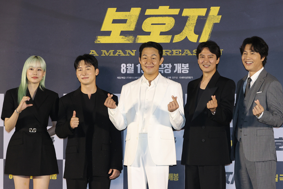 From left, actor Park Yoo-na, Kim Jun-han, Park Sung-woong, Kim Nam-gil and Jung Woo-sung pose for a photo during a press conference for ″A Man of Reason″ at CGV Yongsan in central Seoul on Monday. [YONHAP]