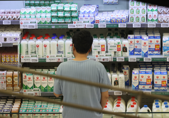 Milk products are displayed in the dairy aisle of a discount store in central Seoul on Monday. The Korea Dairy Committee resumed price-setting negotiations for raw milk prices the same day. [YONHAP]