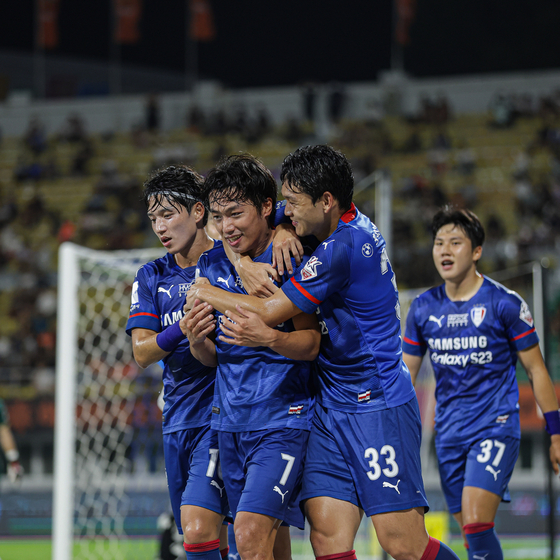 The Suwon Samsung Bluewings celebrate after Ko Seung-beom's goal during a K League game against Gangwon FC at Gangneung Sports Complex in Gangneung, Gangwon in a photo shared on the Bluewing's official Facebook page on Sunday. [SCREEN CAPTURE]