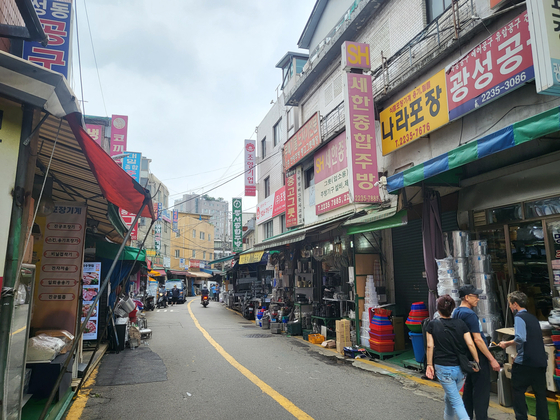 An empty kitchen street in Hwanghak-dong in central Seoul on July 17 [JIN MIN-JI]