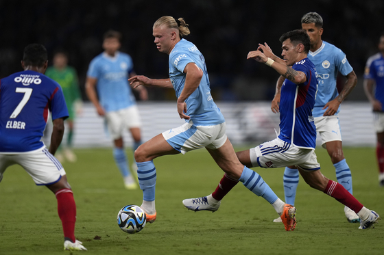 Manchester City's Erling Haaland, center, dribbles past the defense of Yokohama F. Marinos during a friendly match at Japan National Stadium in Tokyo, Japan on Sunday. [AP/YONHAP]